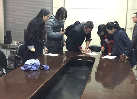 美院教师在“弘德育人、廉洁从教”承诺书上签字