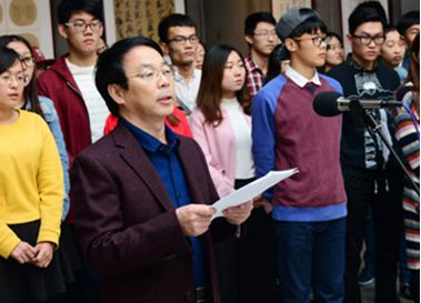 成人论坛
党委书记吴文国介绍展览的筹备情况