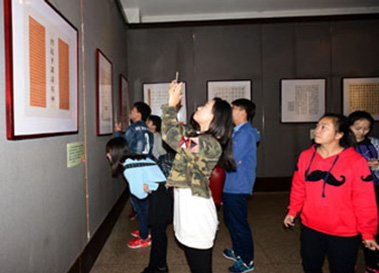 学生观看展览