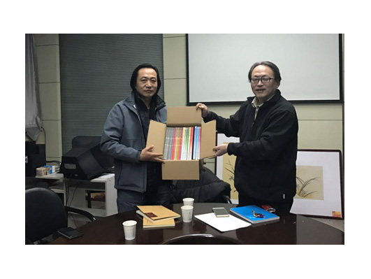 赵农教授向 成人论坛
捐赠书籍
