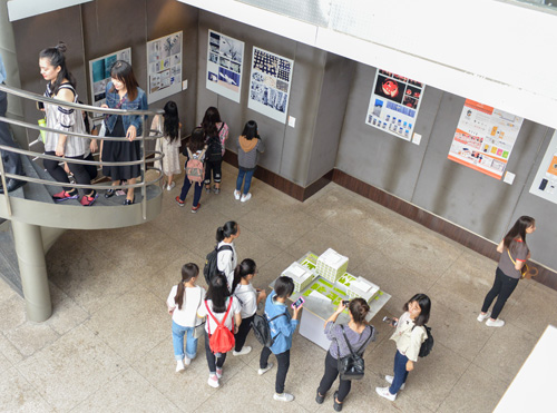 同学们参观展览