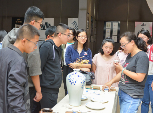 同学们参观展览