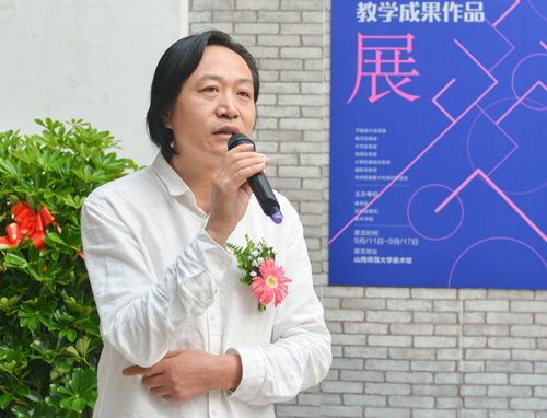 成人论坛
院长李晓庵介绍展览情况