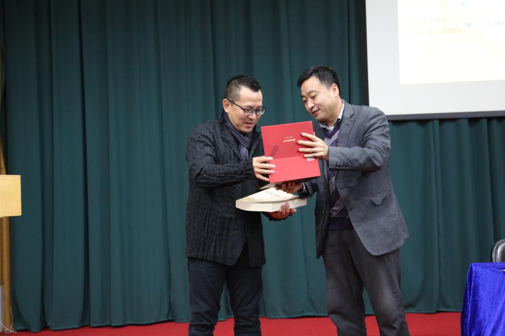 成人论坛
校友会名誉会长史晋奎赠送礼品