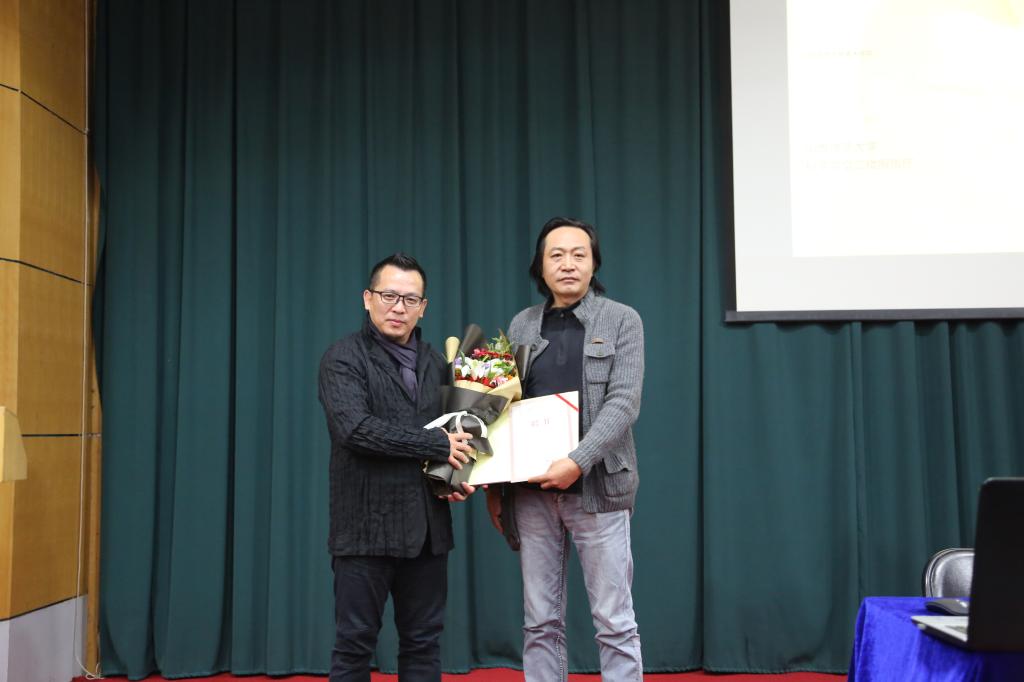 成人论坛
校友会会长李晓庵颁发特聘证书